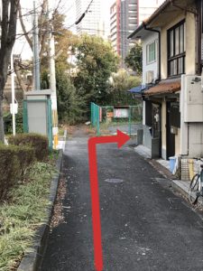 突き当りのフェンスの手前を右に曲がります。